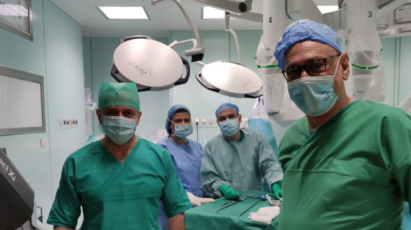 Ιατρός δερματολόγος και δεύτερη φορά παρακολουθεί ζωντανά ρομποτικό χειρουργείο στενού συγγενή του!